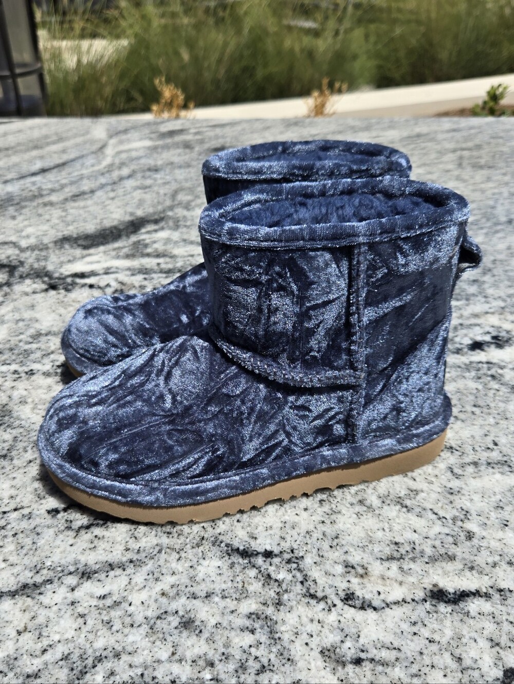 UGG Classic Mini II boots in an ocean blue crushed velvet Sz 13 Little Girls